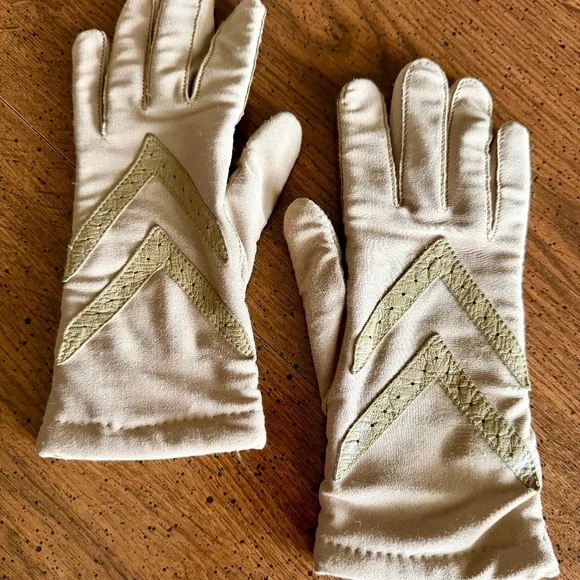 Vintage Isotoner Tan Driving Gloves Stretch Nylon Spandex One Size 9" x 3 ½" - Picture 2 of 9